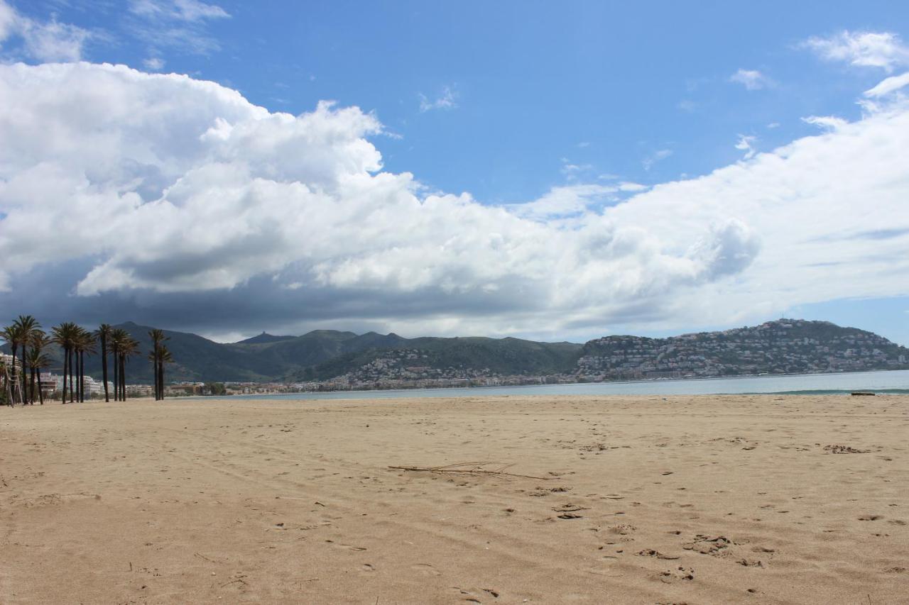 Beautiful Apartment 75M2 With View At The Beach, Pool, Parking Росас Экстерьер фото