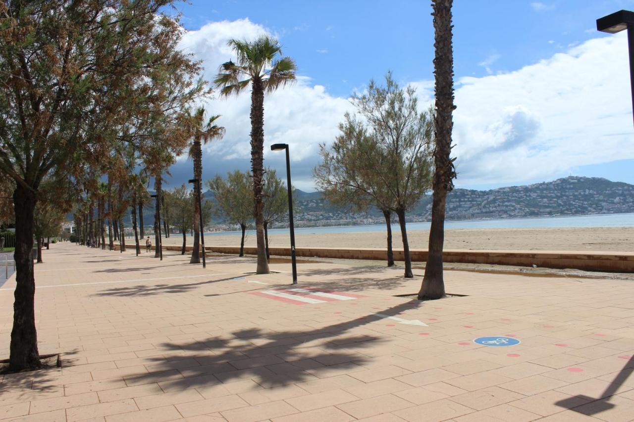 Beautiful Apartment 75M2 With View At The Beach, Pool, Parking Росас Экстерьер фото