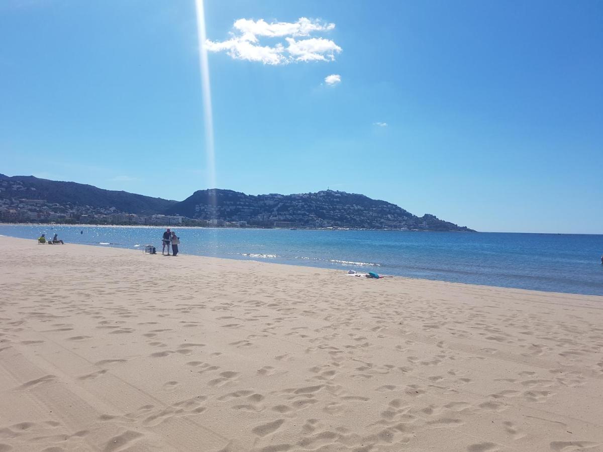 Beautiful Apartment 75M2 With View At The Beach, Pool, Parking Росас Экстерьер фото