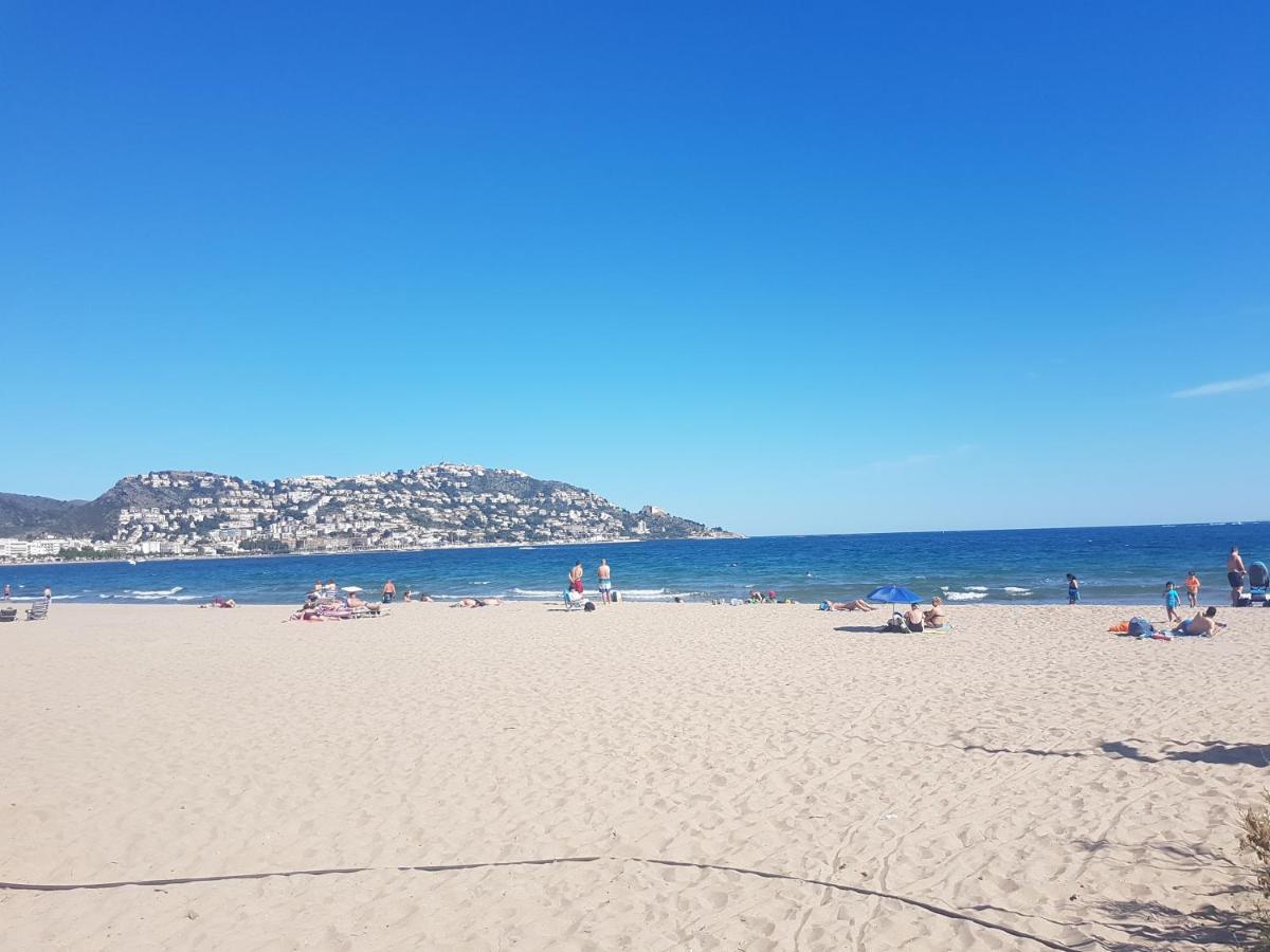 Beautiful Apartment 75M2 With View At The Beach, Pool, Parking Росас Экстерьер фото
