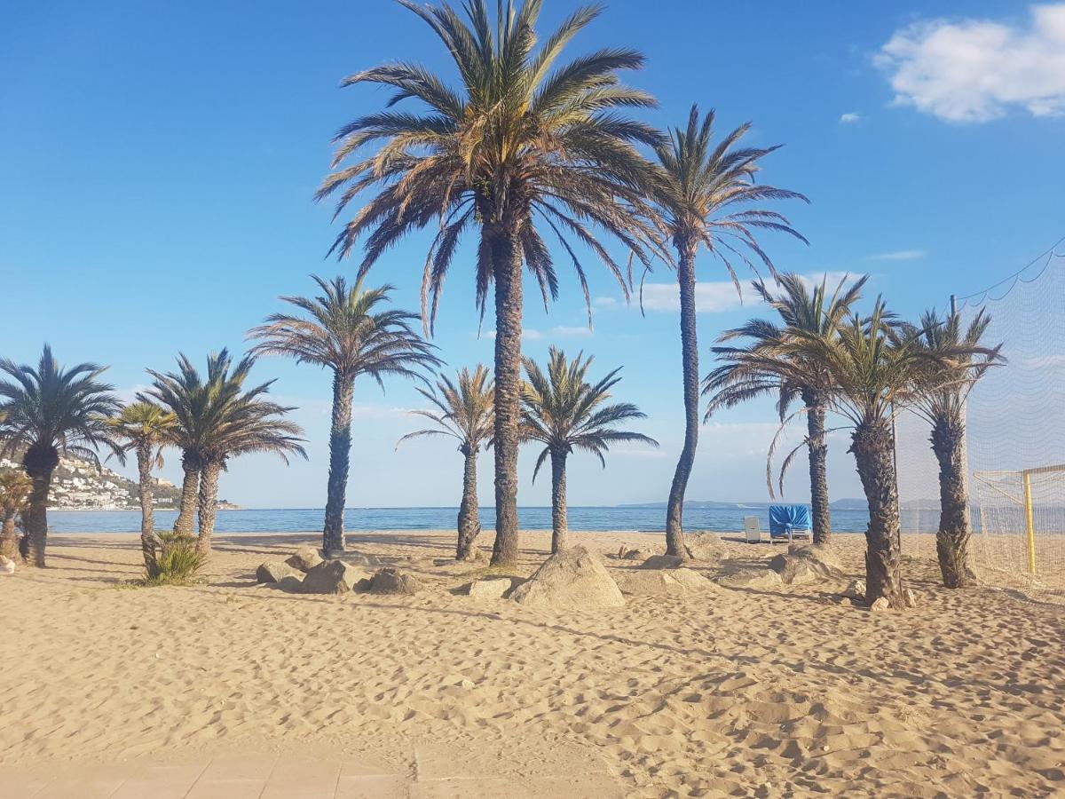 Beautiful Apartment 75M2 With View At The Beach, Pool, Parking Росас Экстерьер фото