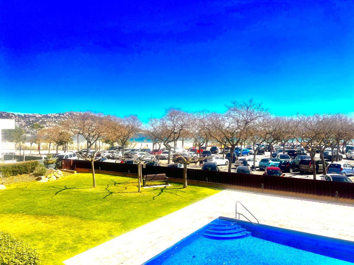 Beautiful Apartment 75M2 With View At The Beach, Pool, Parking Росас Экстерьер фото
